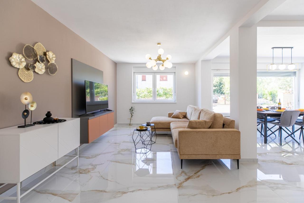 Apartman Suzi พูลา ภายนอก รูปภาพ